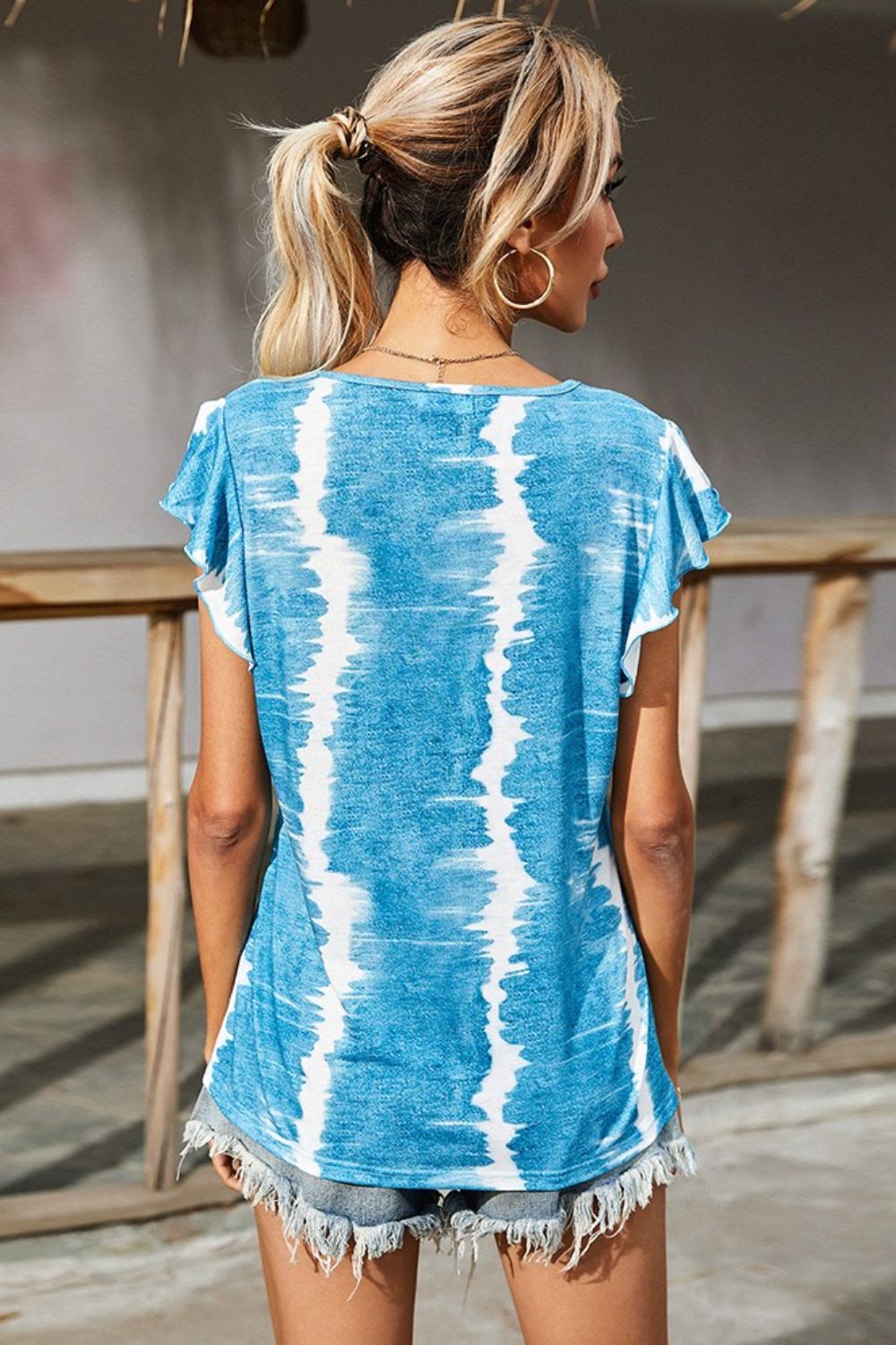 Blusa con mangas acampanadas y botones tie-dye