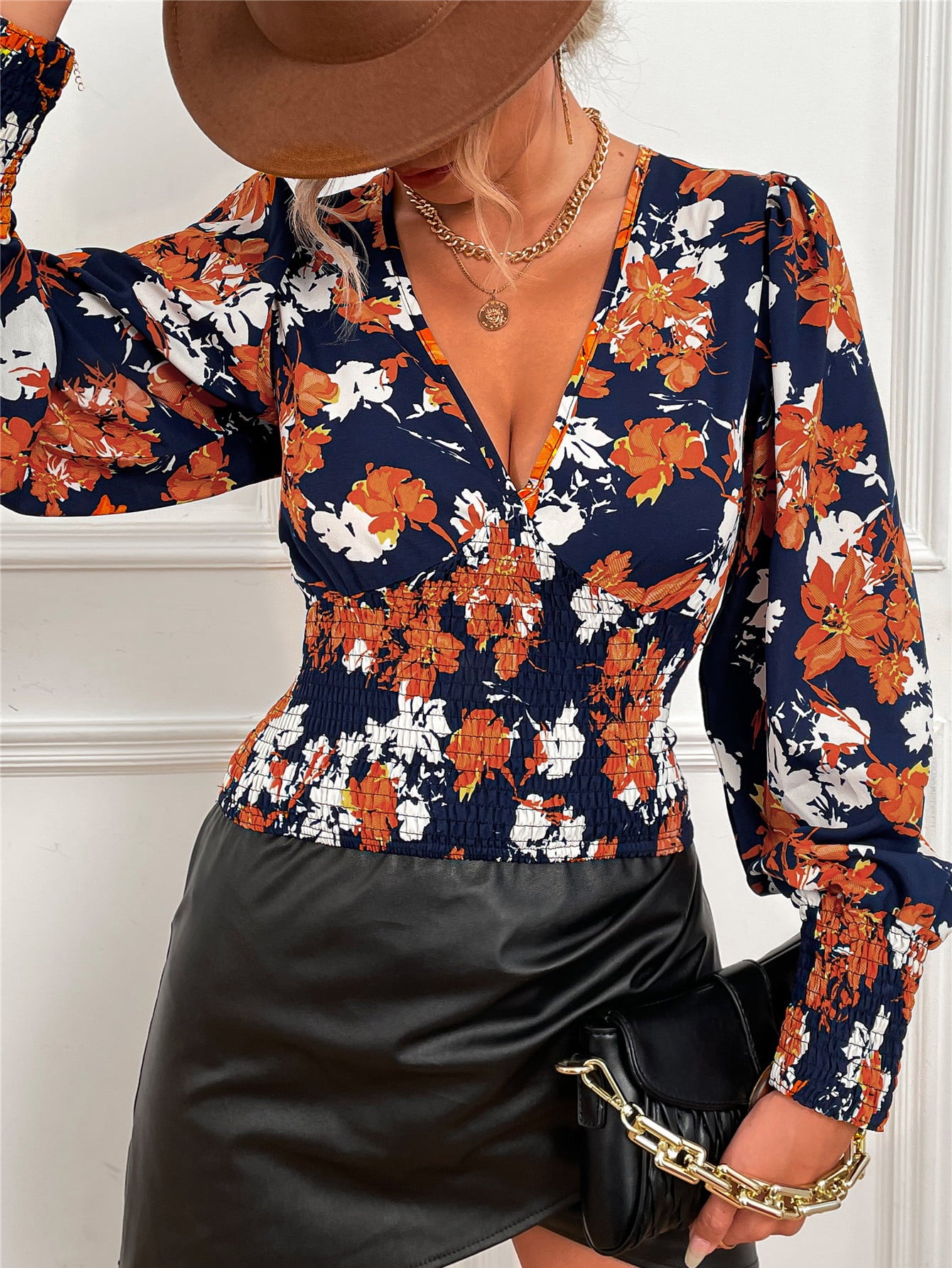 Blouse smockée à imprimé floral et col en V à manches lanternes