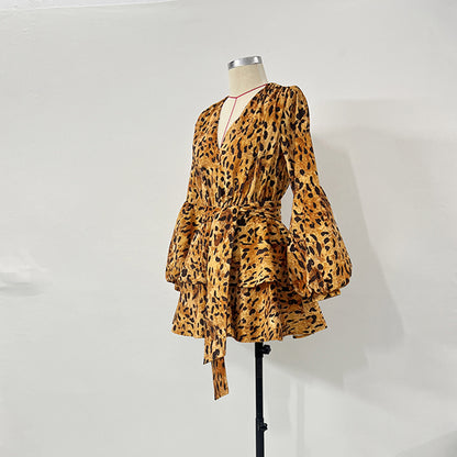 Vestido con estampado de leopardo y escote en V profundo Falda con volantes y manga larga acampanada