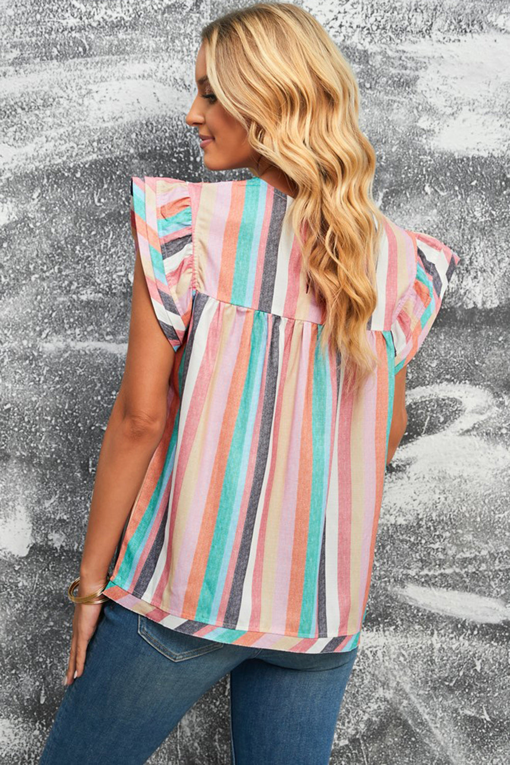 Blusa con mangas onduladas a rayas multicolores