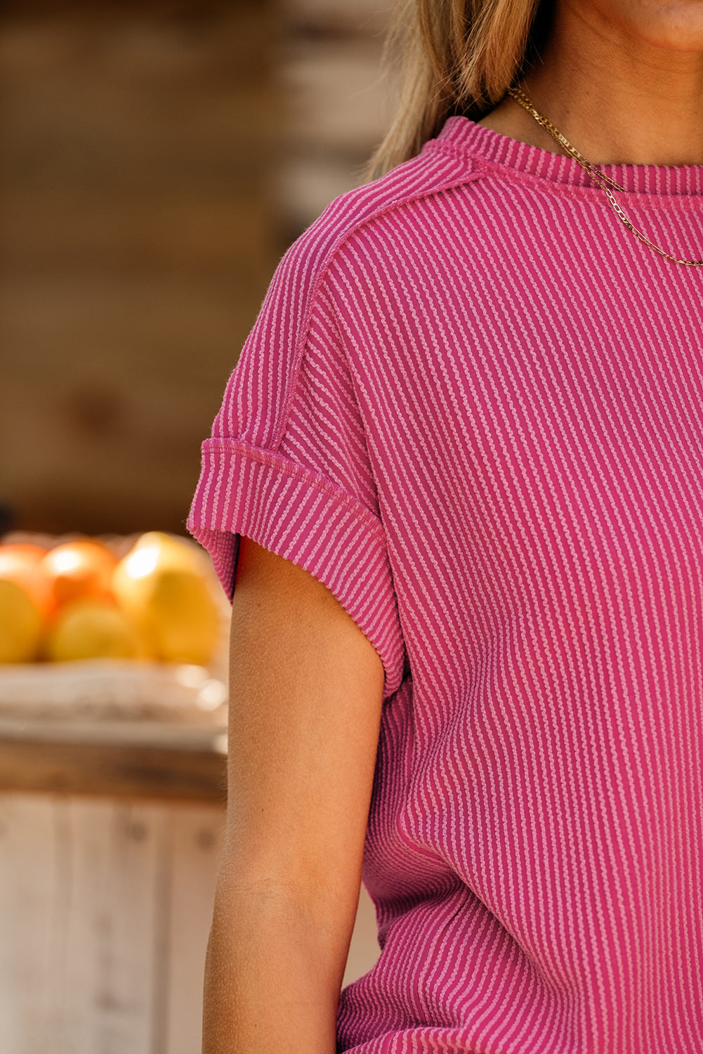 Camiseta con costuras expuestas de punto texturizado rojo rosa