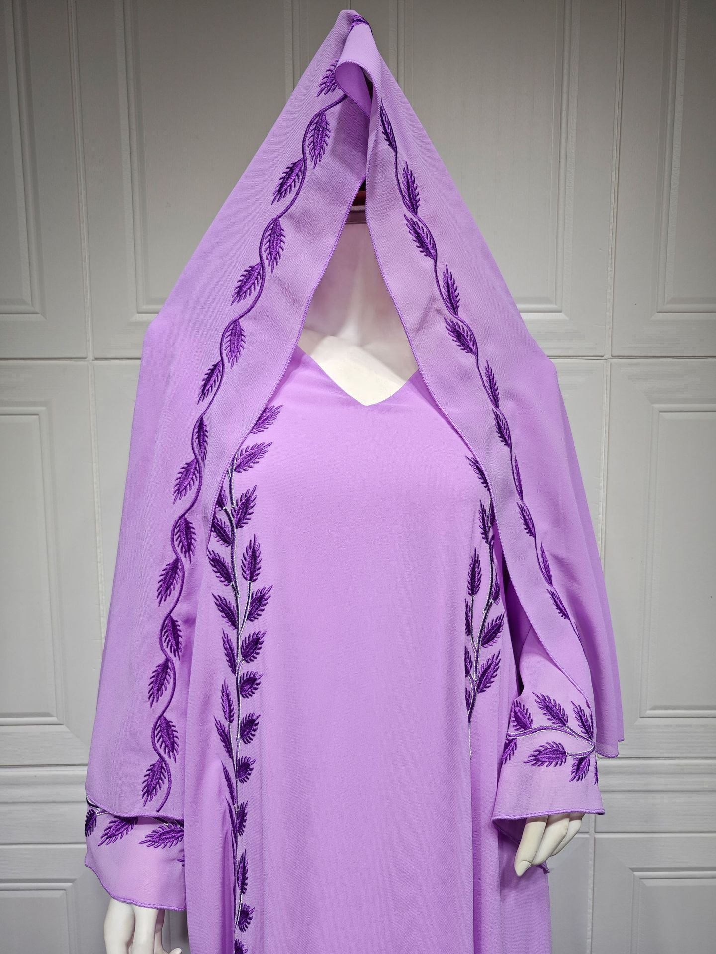 Robe musulmane longue brodée en mousseline de soie à col ras du cou avec foulard