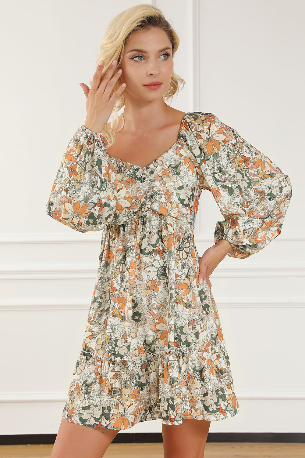 Mini-robe à imprimé floral et smockée au dos, manches bouffantes