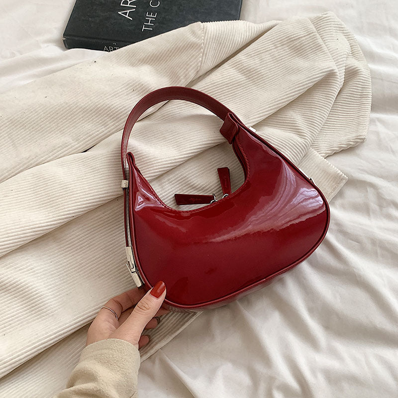 Bolso bandolera rojo de mujer de piel de charol con cierre de cremallera