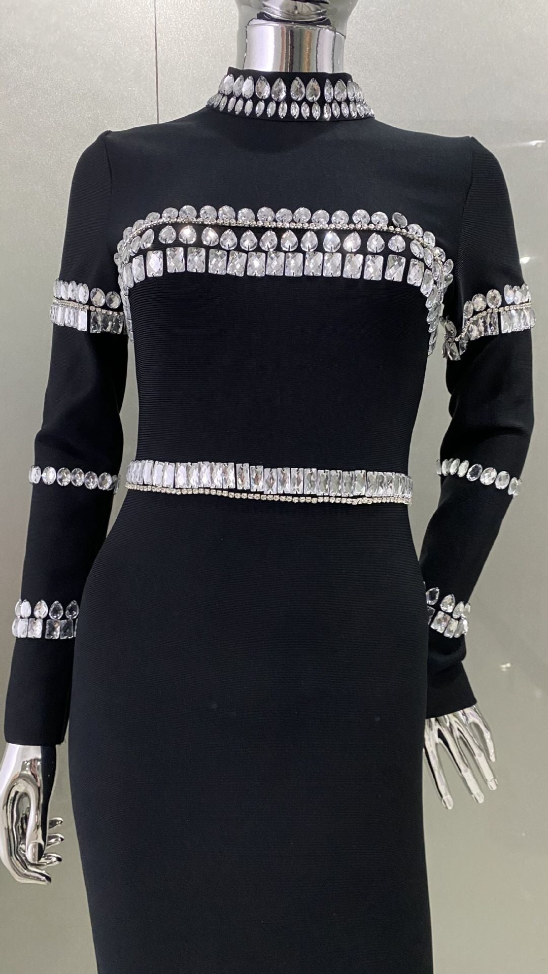 Robe noire à demi-col roulé en strass pour femmes