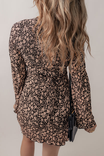 Robe florale noire à lacets et col en V profond, coupe ajustée