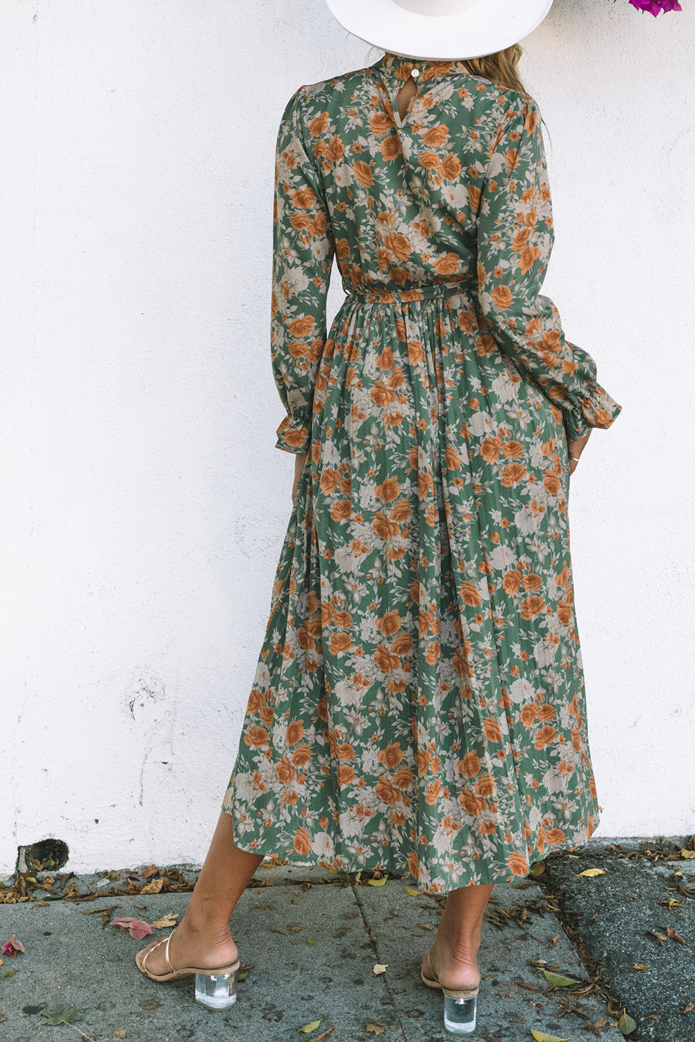 Robe longue à fleurs plissée verte à manches longues avec cravate