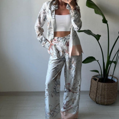 Conjunto de dos piezas con pantalón ancho y top de manga larga estampado