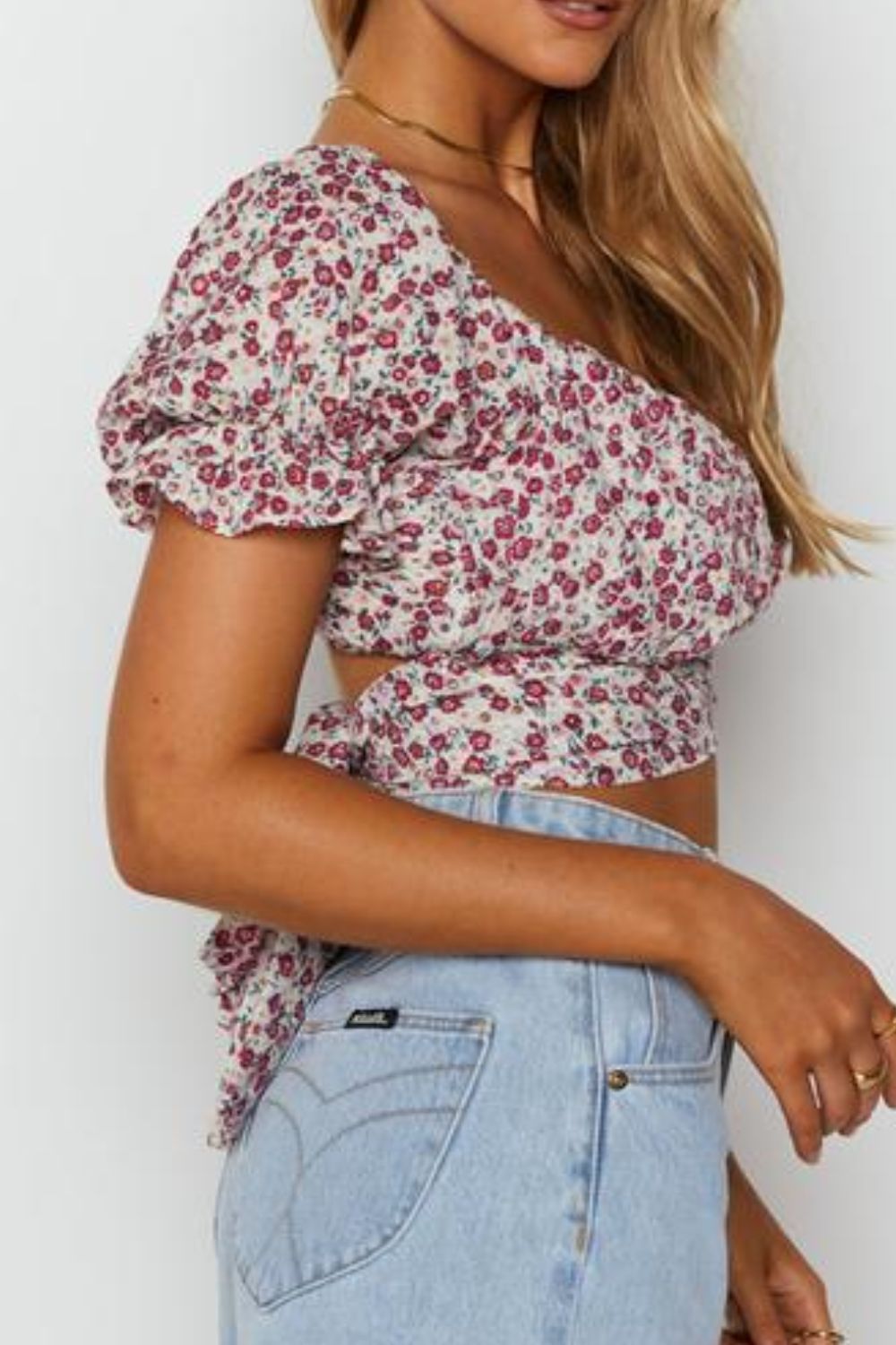 Blusa con lazo en la espalda y hombros descubiertos con ribete de volantes y estampado de flores