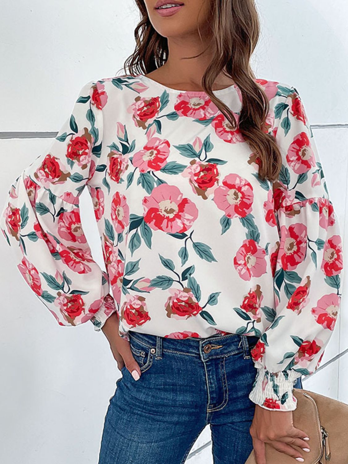 Blusa floral con cuello redondo y manga larga abullonada