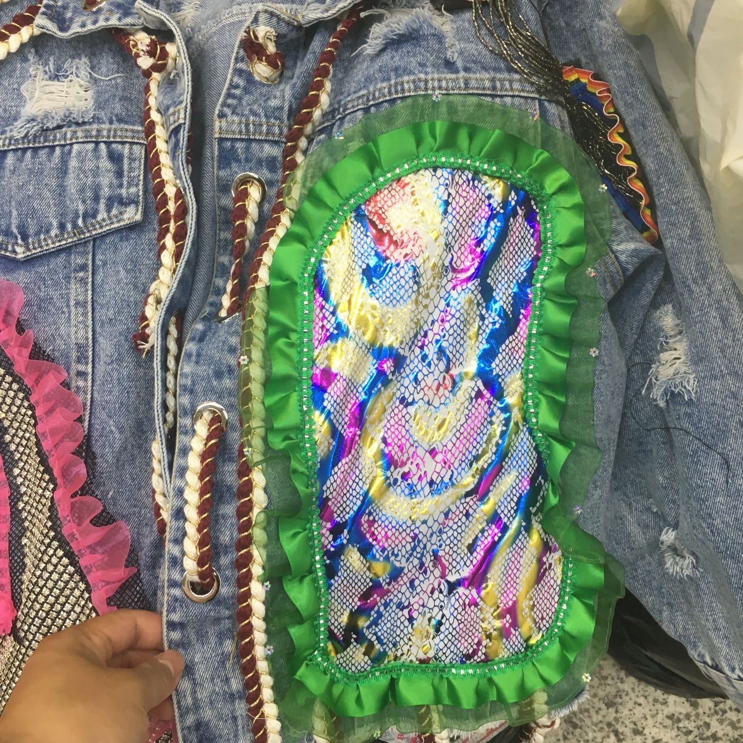 Chaqueta vaquera holgada con bordado floral de lentejuelas