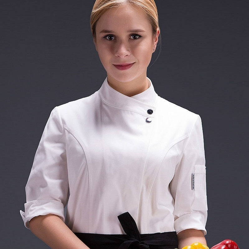 Costume pour femme chef dans la cuisine de l'hôtel