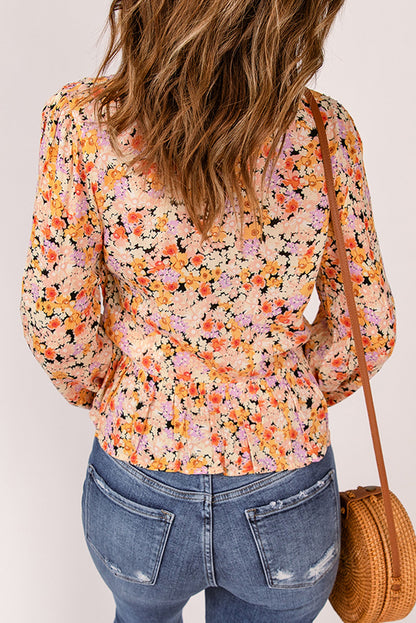 Blusa peplum escotada con botones florales