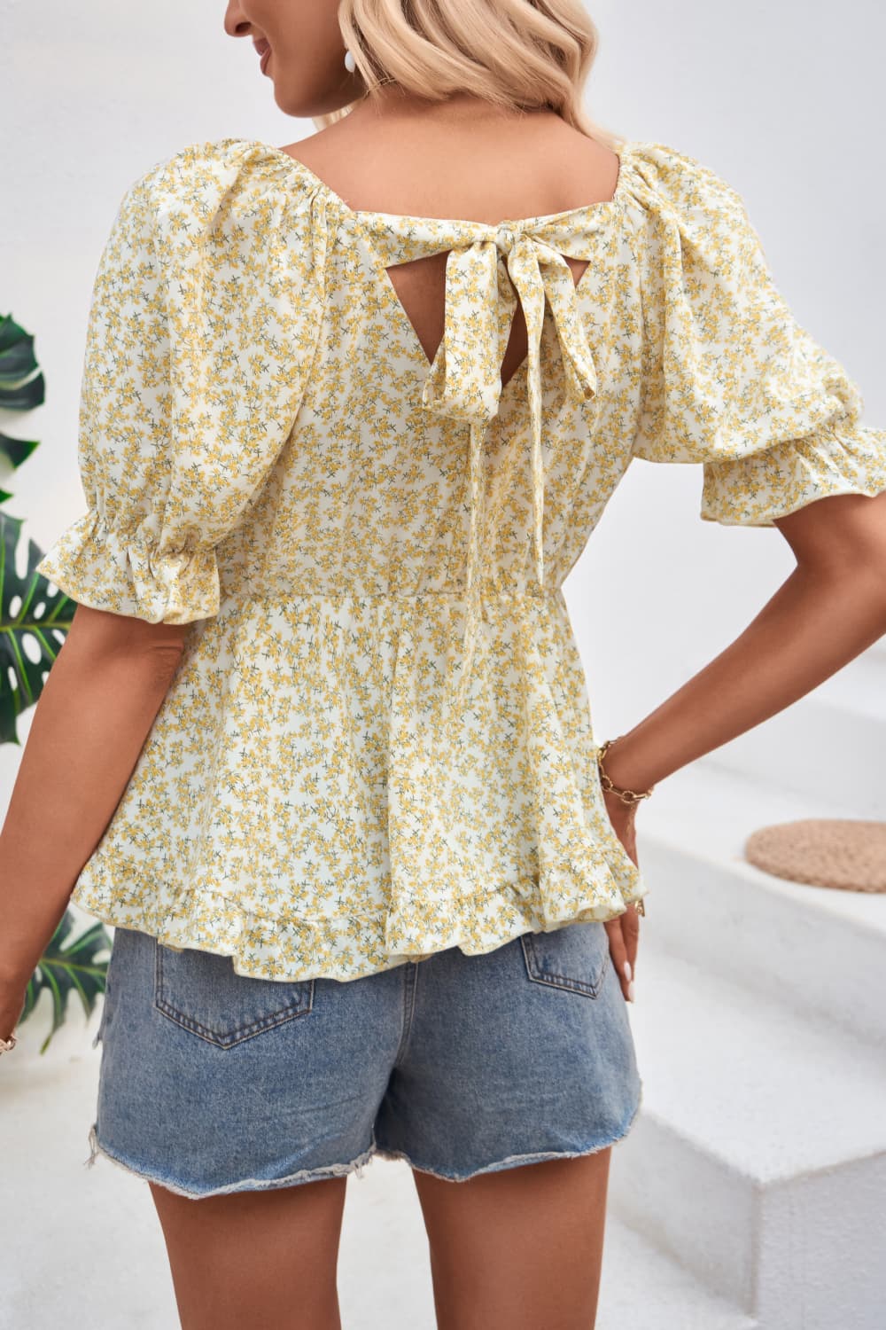 Blouse à manches volantées et col en V