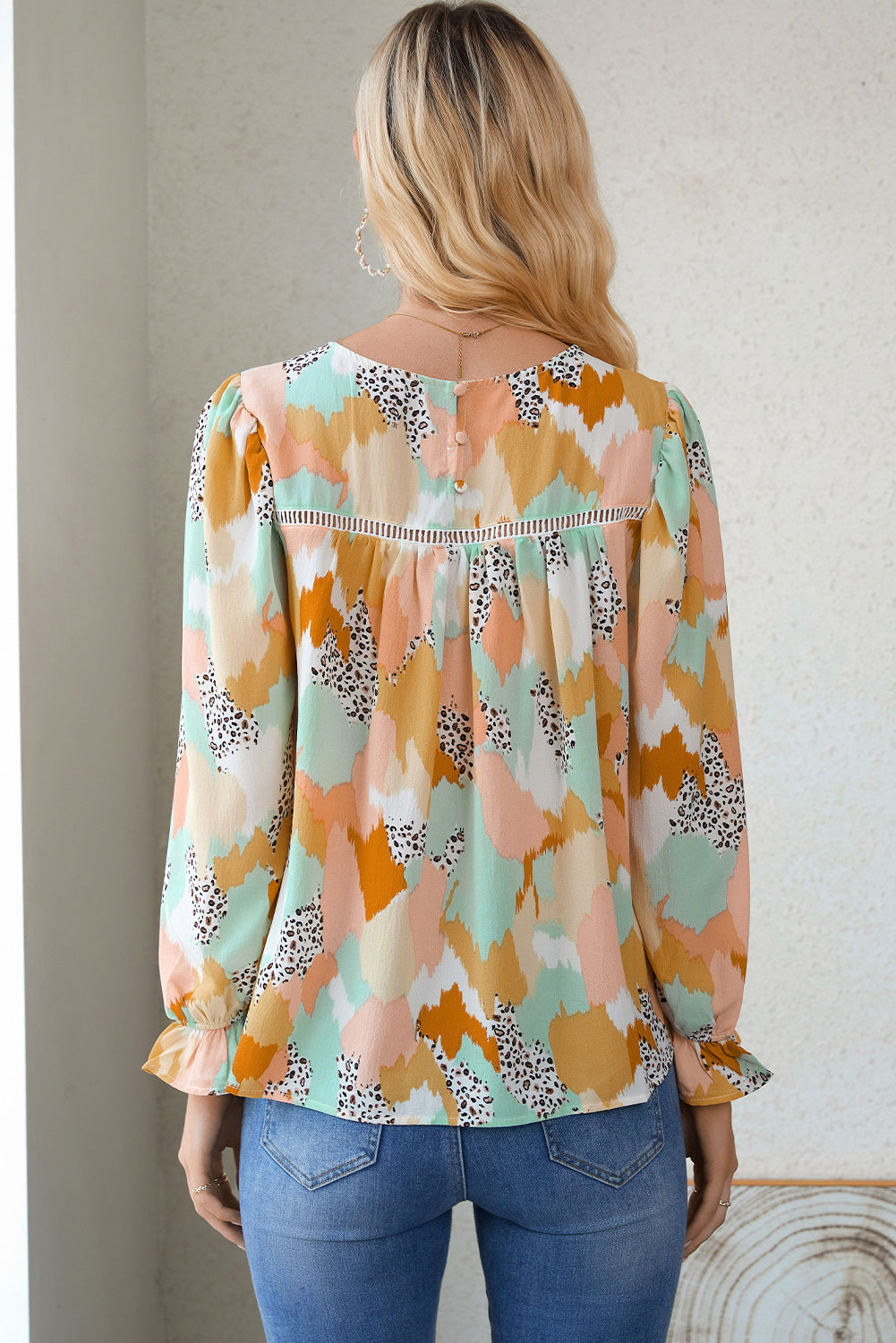 Blusa estampada con botones y mangas con volantes