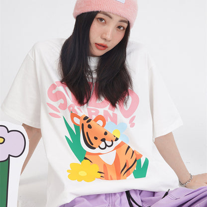 Camiseta de manga corta con estampado de dibujos animados de pequeño tigre lindo con cabeza inclinada