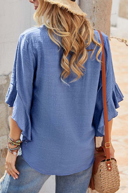 Blusa con mangas con volante y cuello con muesca