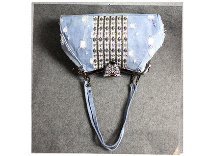 Bolso bandolera de mezclilla azul claro con broche de mariposa y diamantes