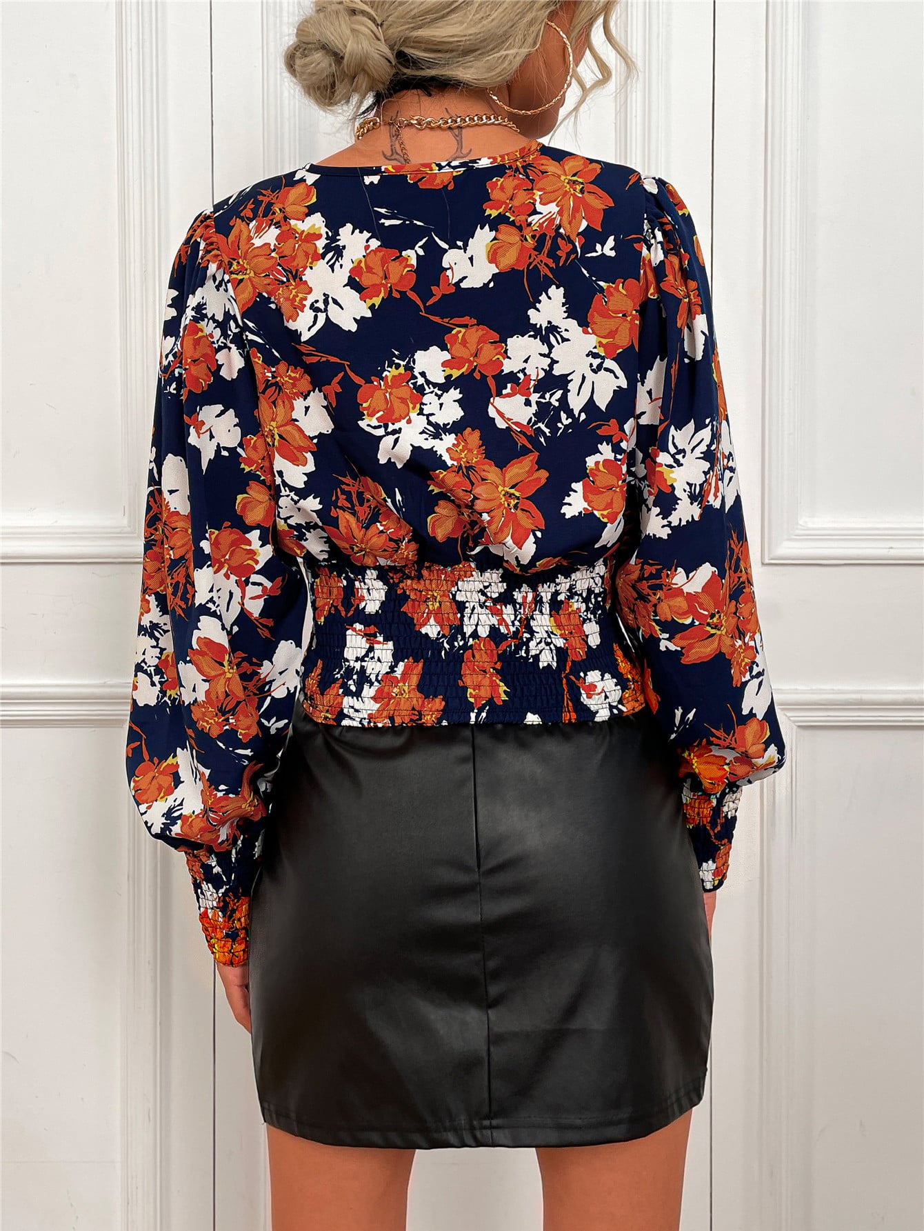 Blusa con mangas farol y cuello en V con estampado floral ahumado