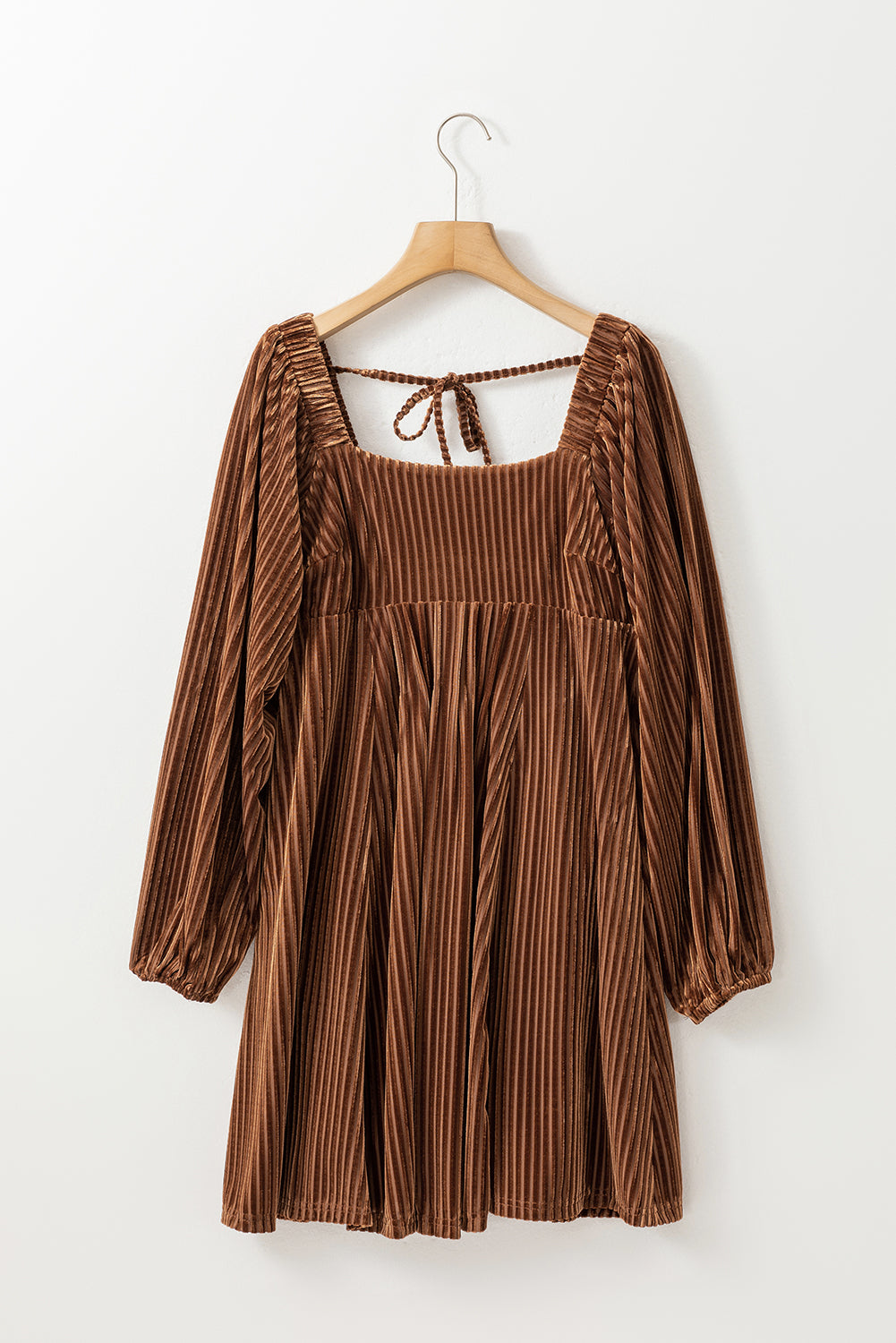 Robe nuisette en velours marron à col carré et nouée au dos