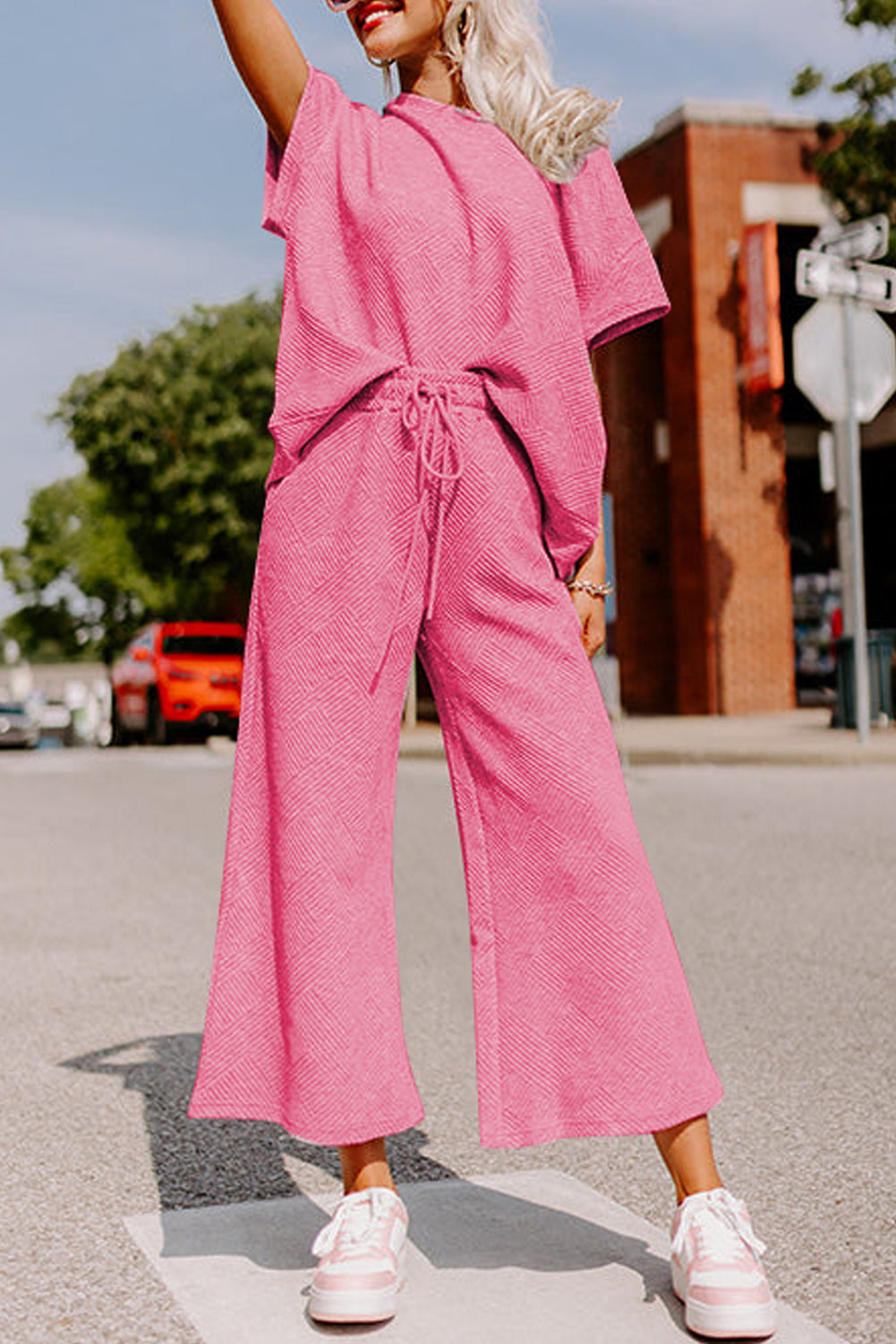 Conjunto de camiseta holgada con textura rosa fresa y pantalones con cordón