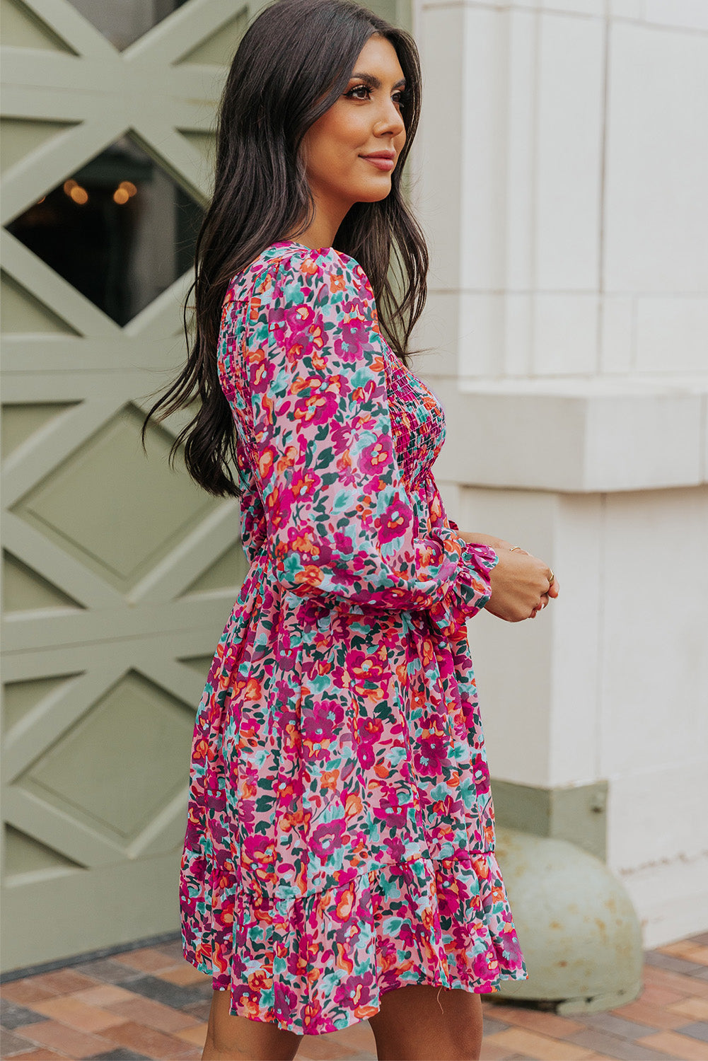 Vestido floral con mangas abullonadas y cuello en V fruncido morado