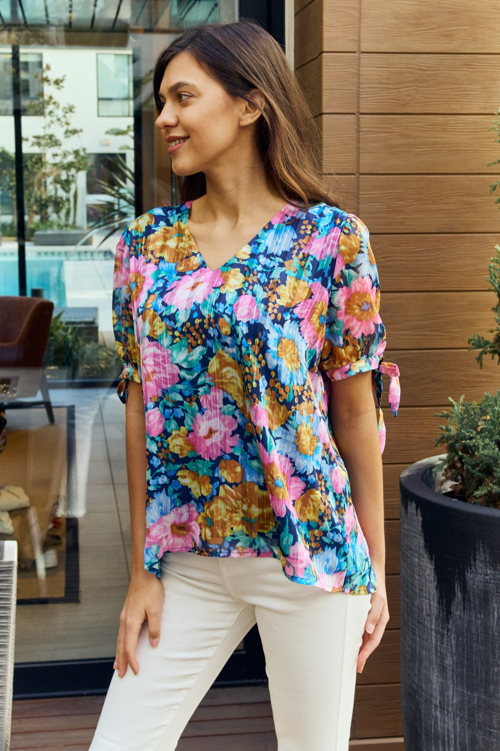 Petal Dew - Blouse fleurie pleine taille à col en V et détail noué