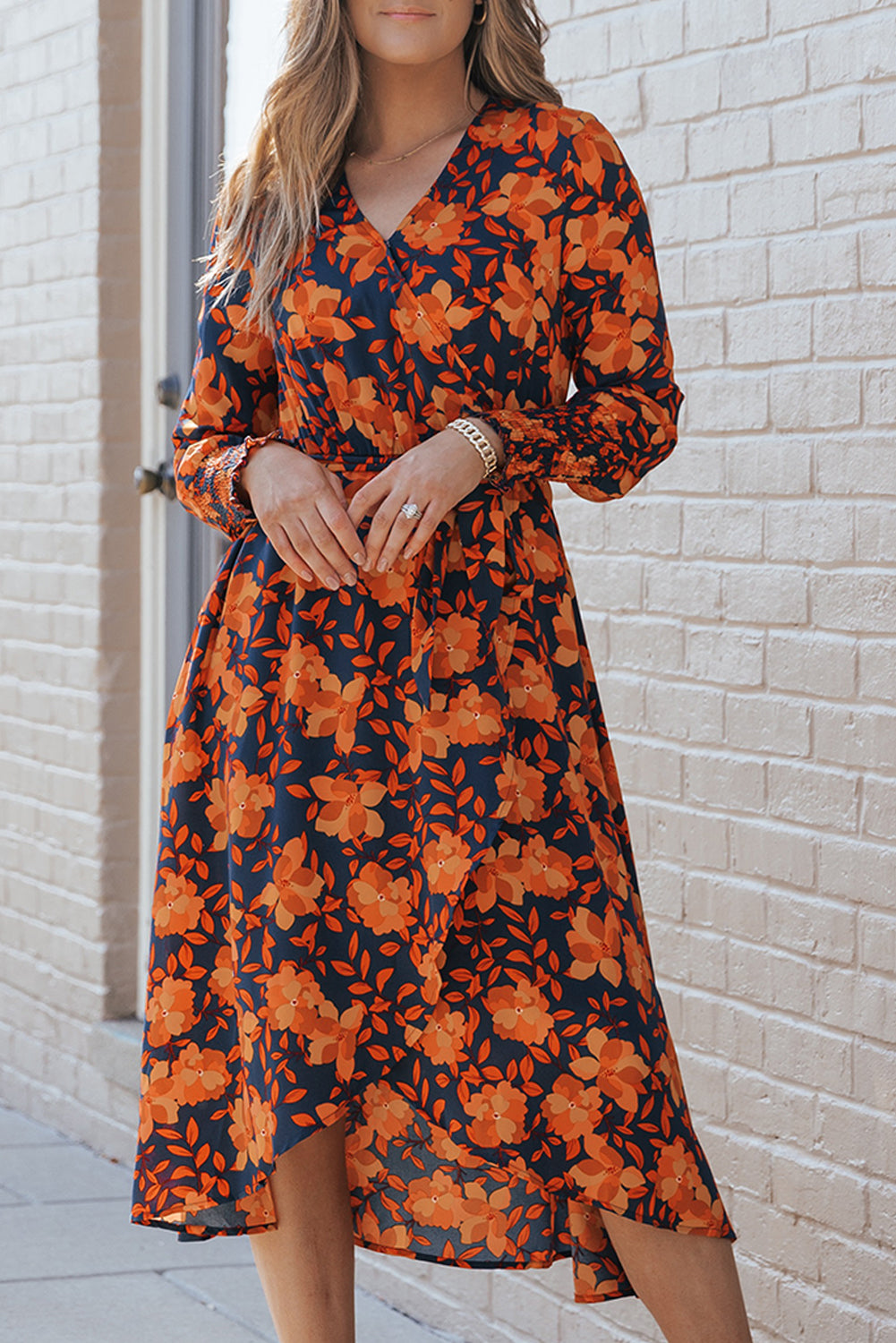 Vestido cruzado con cinturón y estampado floral naranja