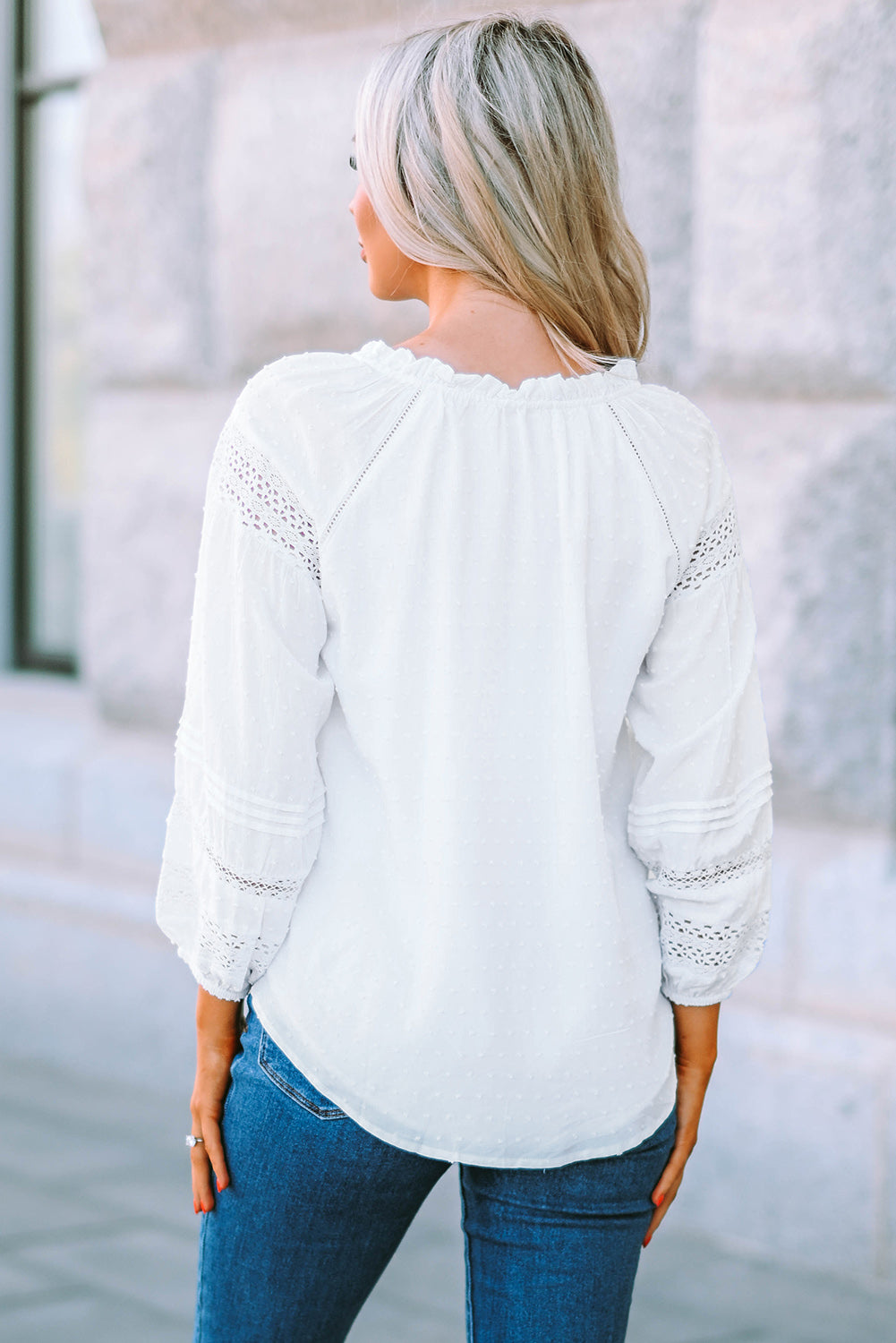 Blusa con lazo y borlas de lunares suizos