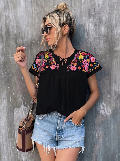 Blusa estampada de manga corta con cuello con muescas