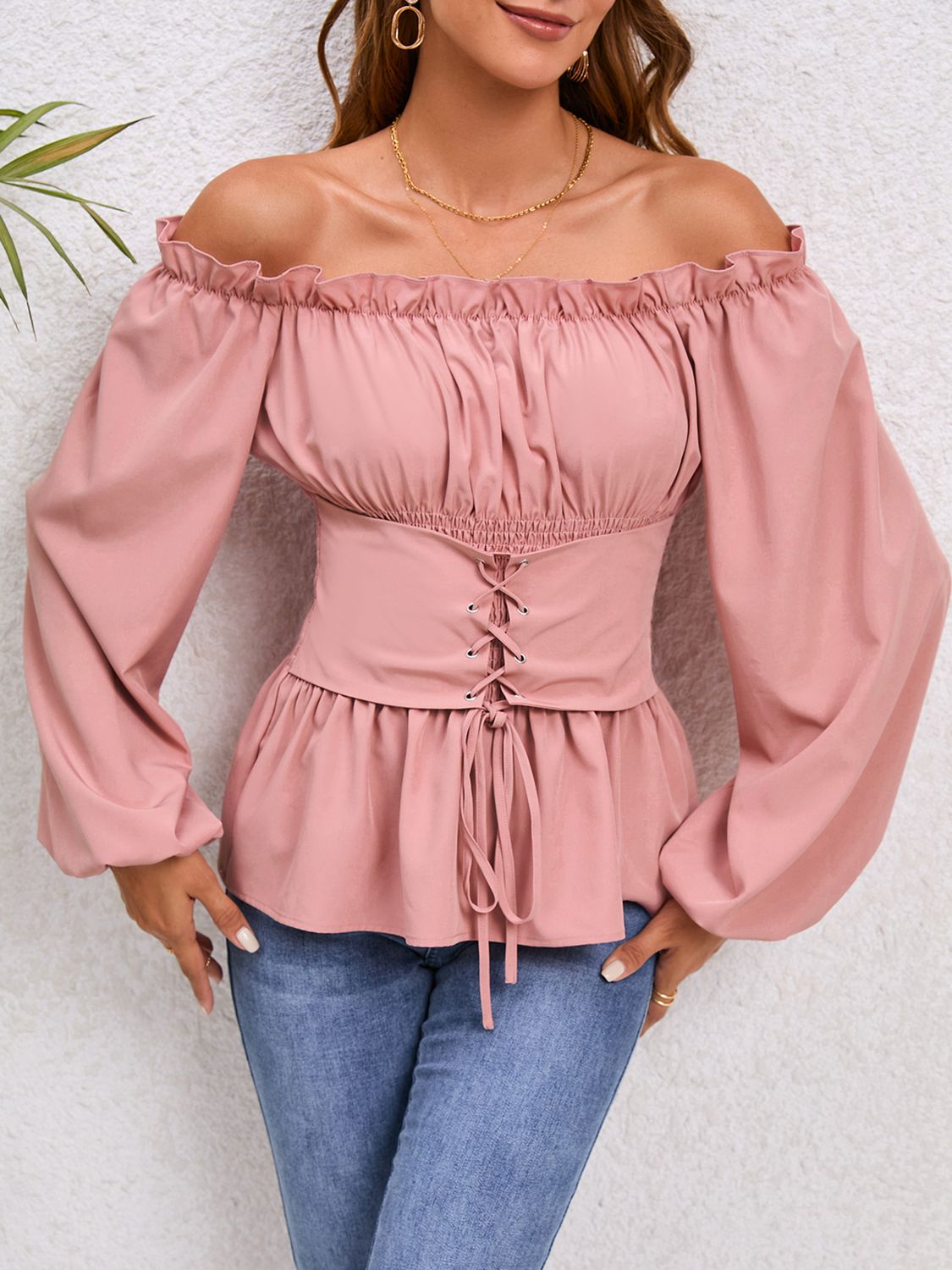 Blouse à épaules dénudées et manches ballon à lacets