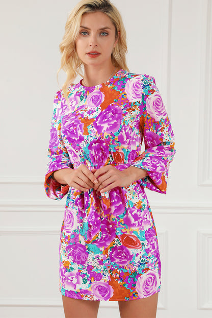 Robe violette à fleurs avec trou de serrure dans le dos et manches longues avec ceinture