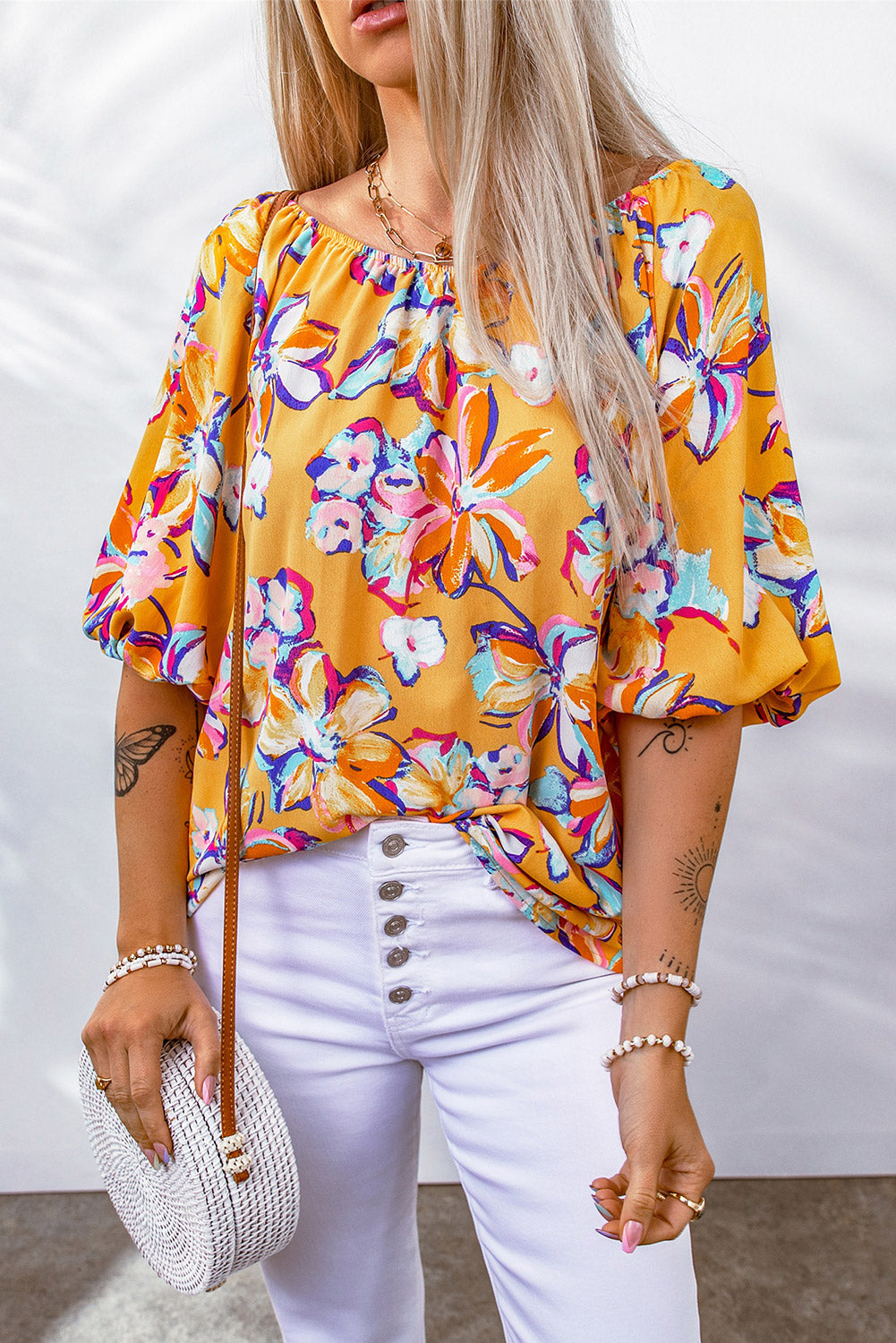 Blusa floral con cuello barco y mangas abullonadas