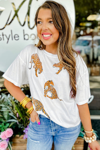 Camiseta casual con hombros caídos y estampado de leopardo blanca