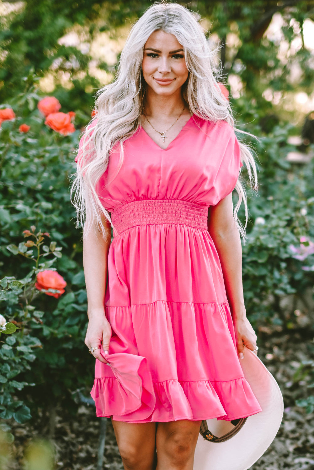 Vestido rosa fresa con volantes y mangas fruncidas, cuello en V, cintura tipo bata