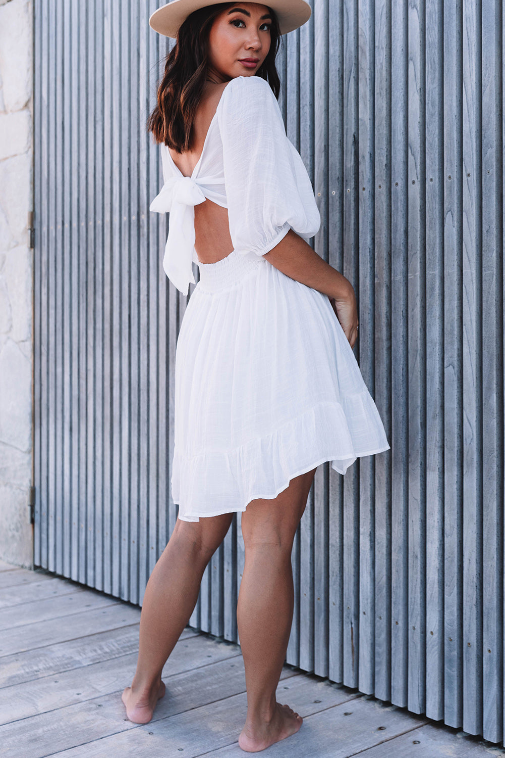 Mini-robe blanche à nœud papillon et col carré, taille haute à volants