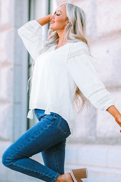 Blusa con lazo y borlas de lunares suizos