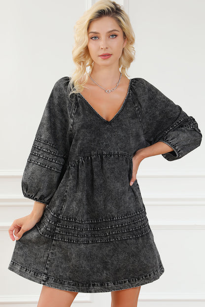 Robe babydoll en jean noire plissée à col en V et manches bouffantes