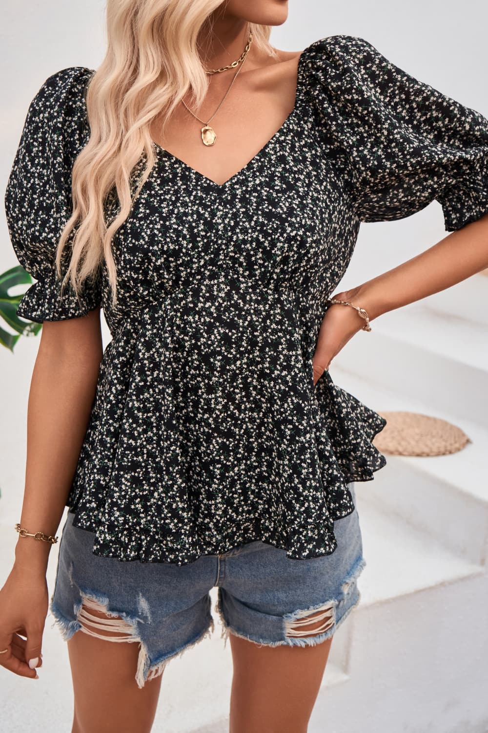 Blusa con cuello en V y mangas con volantes