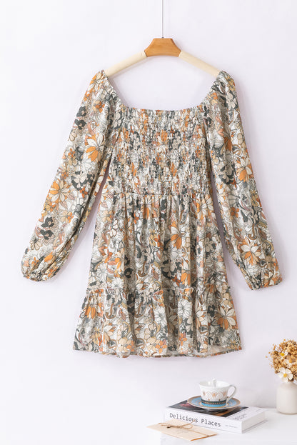 Mini-robe à imprimé floral et smockée au dos, manches bouffantes