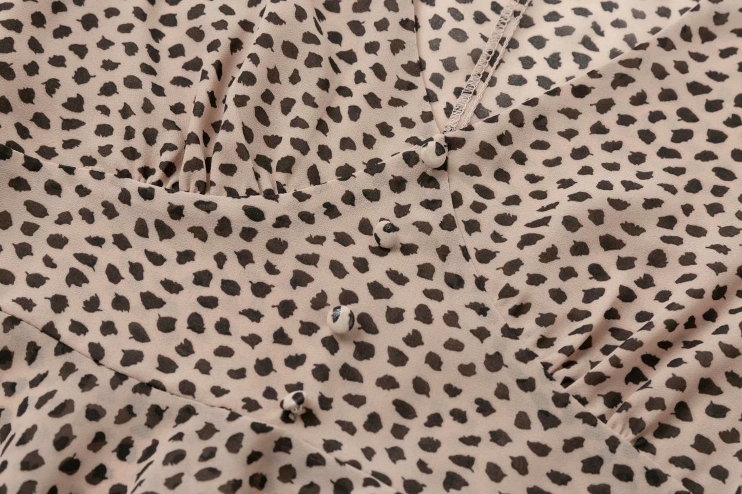 Camisa corta con volantes y cuello en V con estampado de leopardo 