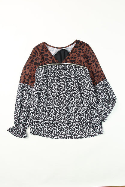 Blusa con estampado animal, bloques de color, cuello en V, mangas con volantes