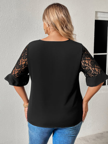 Blusa con mangas con volantes y encaje empalmado con cuello redondo y abertura de talla grande