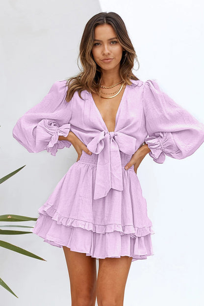 Mini-robe nouée à plusieurs niveaux, col en V profond, manches lanternes