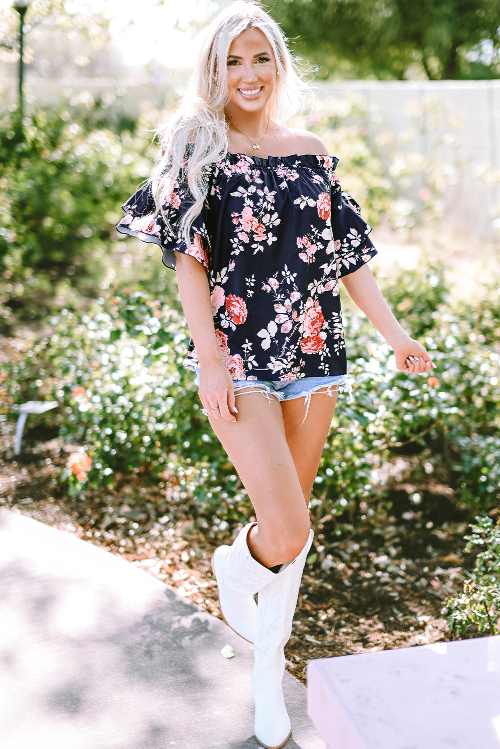 Blusa floral con volantes y hombros descubiertos y mangas con volantes azul