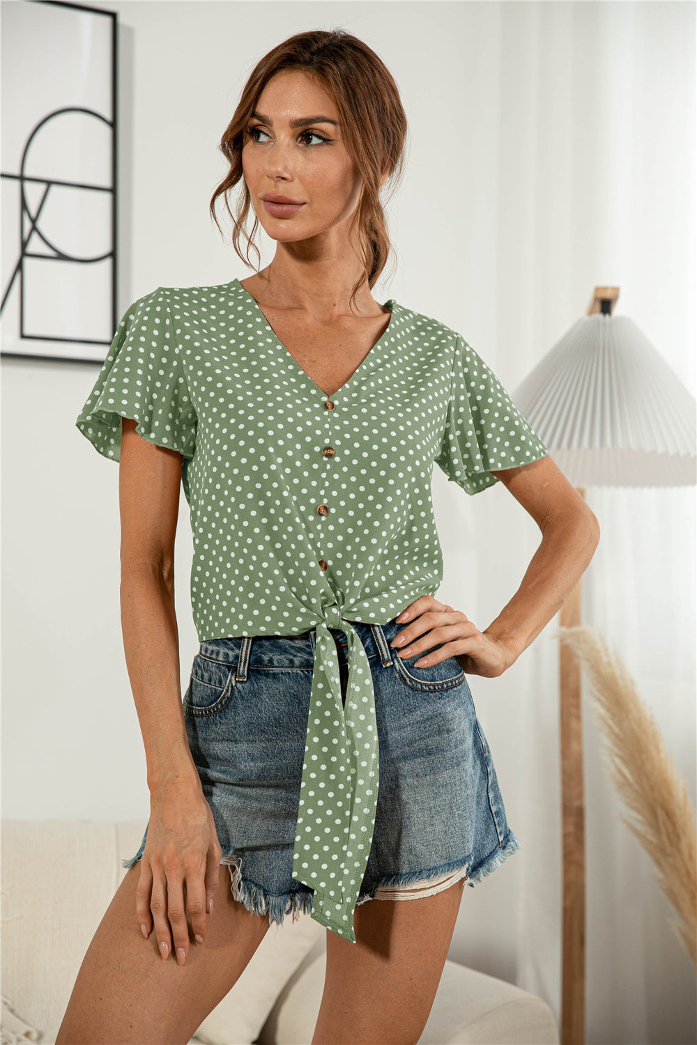 Blusa anudada con cuello en V y botones decorativos