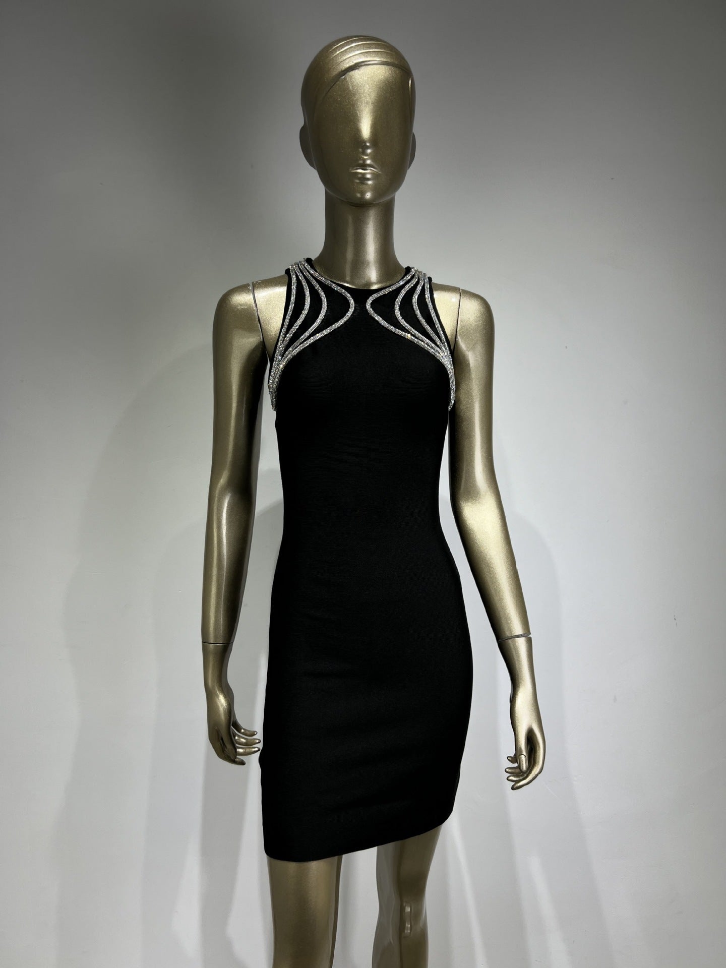 Vestido ajustado con cadena de perforación sin mangas y cuello redondo para mujer