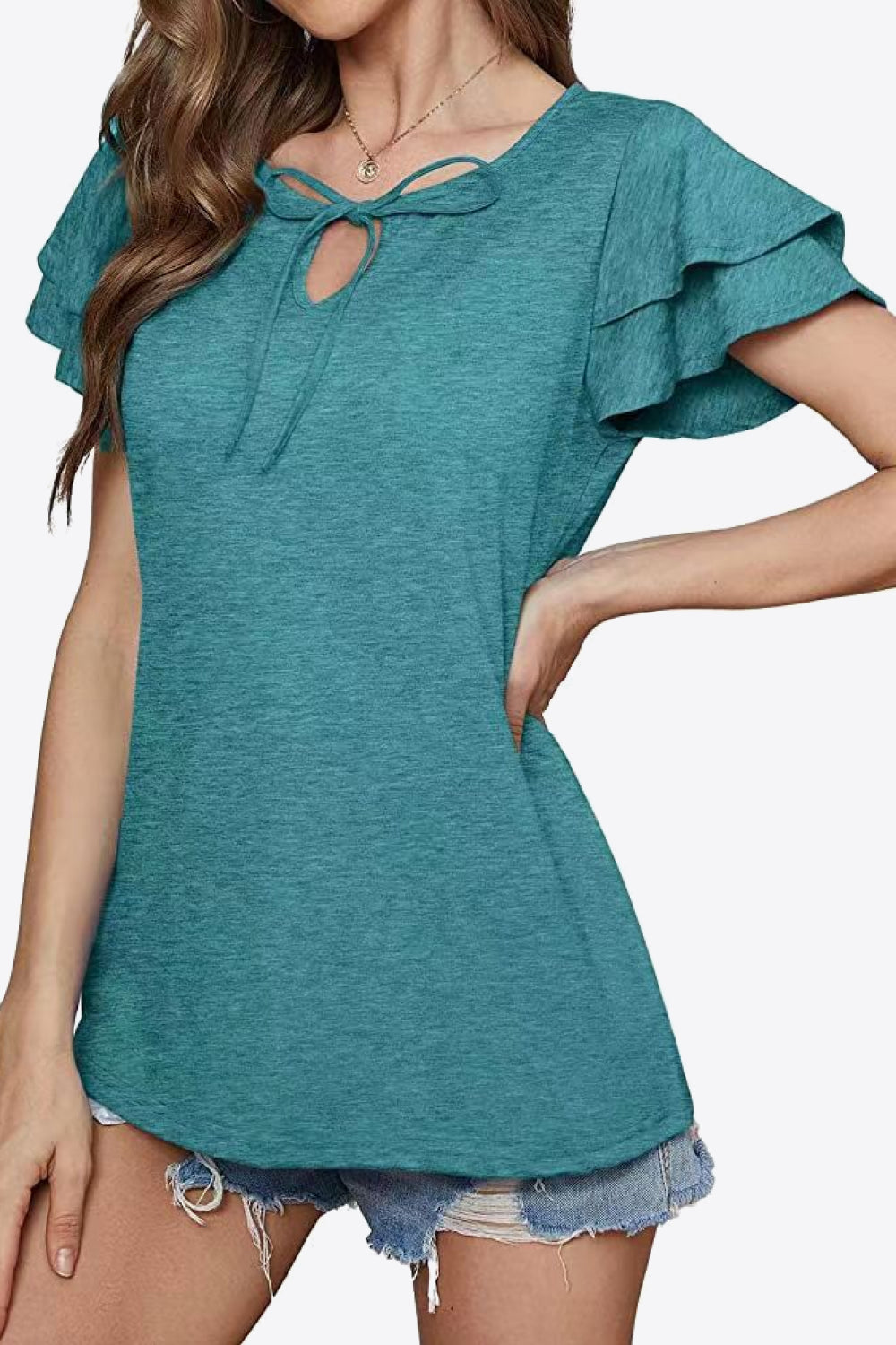 Blusa con mangas acampanadas y capas con cuello anudado