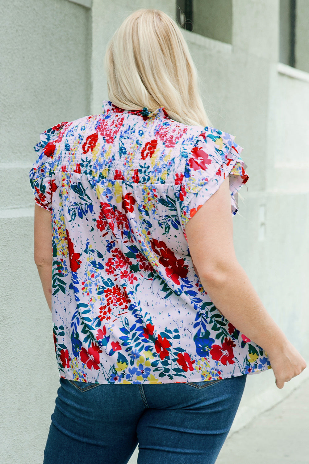 Blusa con mangas acampanadas y estampado floral de talla grande