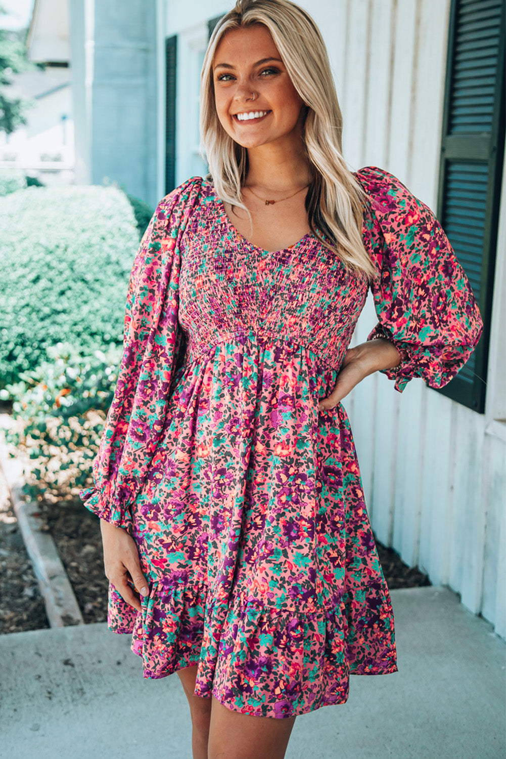 Vestido floral con mangas abullonadas y cuello en V fruncido morado